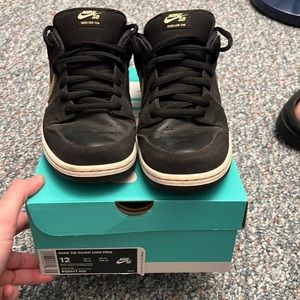 Nike sb dunk low sb 12 black and gold used